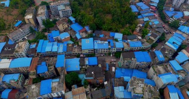 beat365官网四川、重庆的乡镇为何屋顶多是蓝色铁皮棚？而广东却少见(图1)