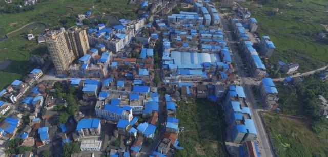 beat365官网四川、重庆的乡镇为何屋顶多是蓝色铁皮棚？而广东却少见(图2)